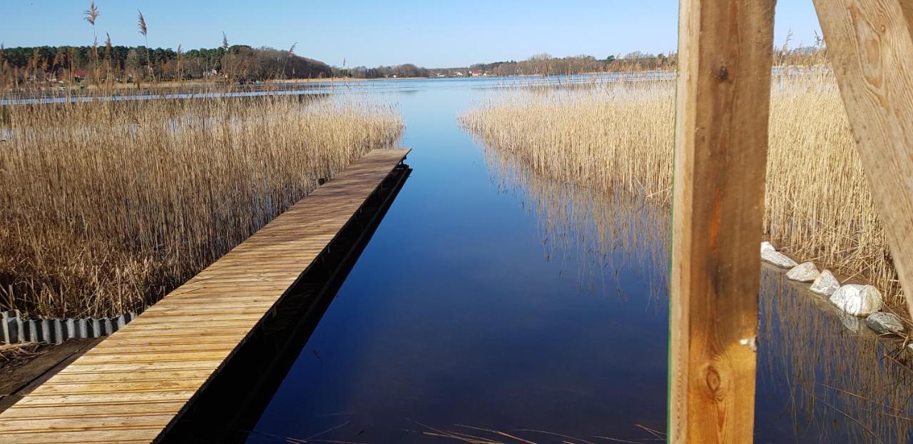 Mecklenburgische Seenplatte - Fh Mit Optionalem Steg Und Ruderboot Grosszerlang Exterior photo